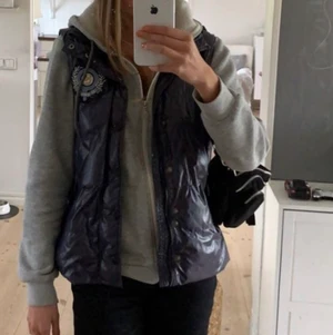 Polo väst - Säljer denna mörkblå glansiga polo väst, vintage. 💕