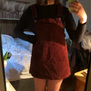 Hängselklänning  - Säljer denna super söta hänglseklänningen från Pull&Bear! Säljer pågrund av att den är för liten för mig tyvärr ): Kan mötas upp eller skickas❣️❣️