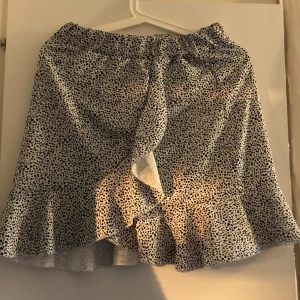 Prickig kjol!  - Säljer denna super snygga prickiga kjolen! Skulle säga att den passar någon med storlek S och M! Har inte använt så många gånger och säljer pågrund av att det inte är min stil längre! Kan mötas upp eller skickas🤍🖤🤍🖤