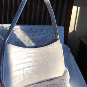 Axelväska vit!  - Säljer denna super snygga axelremsväska som är vit med fejk ormskinn material! Köpte den från shein och säljer pågrund av att det inte riktigt är min stil längre! Kan mötas upp eller skickas! 💕💕💕
