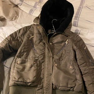 Vinter bomberjacka med huva  - Varm bomberjacka från New Yourker storlek Large men mer som en medium 