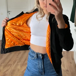 Bomber jacka  - Svart bomberjacka med orange tyg inuti. Knappt använd. 