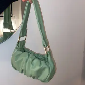 Superfin ljusgrön väska i skinnimmigation som inte kommer till användning längre