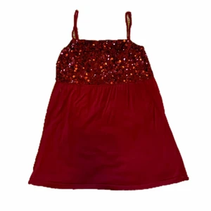 Paljettopp - Röd 2000s paljettopp som är perfekt för festliga tillfällen. Tyget är stretchigt och mjukt och paljetterna skaver ej på grund av passformen. Från Lindex i storlek S.