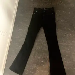 Jeans från Calvin Klein.  Aldrig använda pga för små för mig.   Dom är i stl W25 L30, men passa en kvinna i stl W23/24.