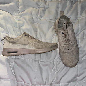 Nike skor storlek 38,5 - Beigea skor från Nike i ok skick. Utöver smutsen längst ned på skorna är allt som det ska. Använt två gånger. ✨