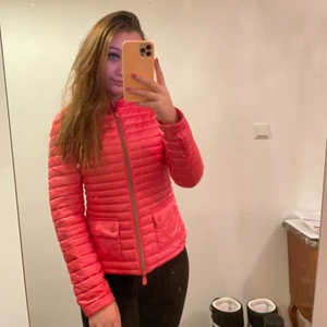 Snygg jacka  - Använd under hösten men helt felfri och ser ut som ny, äkta märkes jacka 