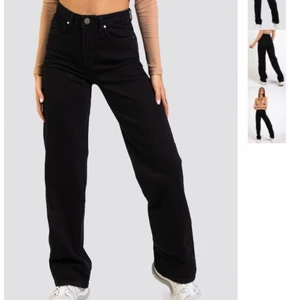 Svarta jeans  - Säljer dom här svarta Vida high Waits jeans från madlady. Jag säljer dom för att dom är förstora för mig :( köpte dom för 549 men säljer dom för 200 + 66 ( frakten ) dom är snygga men lite slitna längst ner eftersom dom är för långa på mig. 