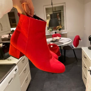 Röda boots - Snygga röda boots i bra skick med klack, storlek 38 ❤️❤️
