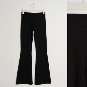 Bootcut tights från Ginatricot  - Svarta vida/bootcut tights från Ginatricot i storlek xxs men är lite korta för mig som är 159. Passar nog de som är runt 150-155 som bäst. Jättesköna att ha på sig och bara använda ett par gånger de då egentligen är för korta. Tror nypris är 199!