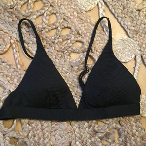 Bikiniöverdel - Den är från Zalando och den är ribbad. Knappt använd och i gott skick. Frakt tillkommer och jag tar emot swish:) kolla in min profil för att hitta fler badkläder och mycket annat!