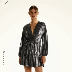Silvrig klänning från zara - Assnygg silvrig klänning som passar perfekt till nyår. köpt på zara förra året för 559kr, endast använd 1 gång under förra nyår