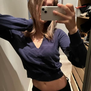 Blå stickad tröja - Stickad blå tröja med v-ringning i fint skick. Kan mötas upp i Stockholm, annars står köparen för frakt!💕