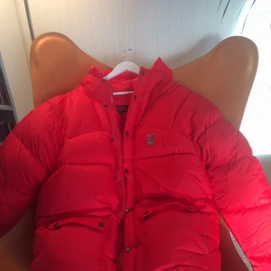 Fjällräven jacka strl L - Hej!  Säljer en nästan oanvänd fjällräven jacka storlek L, expedition down jacket unisex röd. Kommer från ett rök- och djurfritt hem.