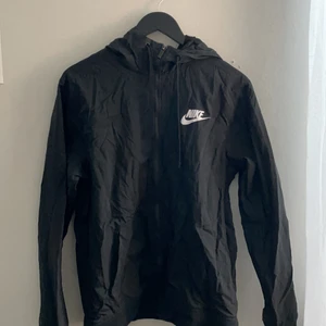 Nike track jacket  - Nike märket går över luvan 