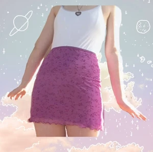 y2k lila minikjol - Lila minikjol med växtdetaljer från urban oufitters. Original pris: 320kr. Kjolen är stretchig och skulle kunna passa storlekar S-L. Sitter bra och bekvämt på mig som är Medium. Säljer pga att den inte är min stil längre. Frakt tillkommer.