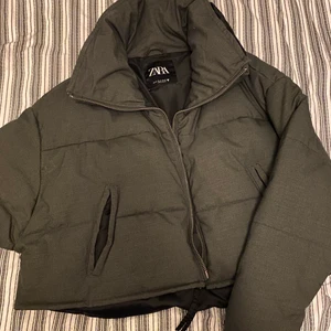 Zara jacket - Den är i bra skick ingenting fel. Den är M men sitter som en S och XS som jag har( den är lite oversized) om det finns frågor det är bara att fråga ✨