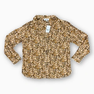 Cheetah Button Up  - Cool button up long sleeve från dea. Storlek L. Prislapp kvar, så i toppenskick! Står även på prislappen att den skulle kunna passa S-XXL beroende på önskad passform. Nypriset är 400kr. Modellenl använder S och är 169cm som referens.  