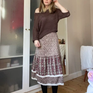 kjol - söt kjol köpt på myrorna förra året. Endast använd en gång av mig! Bra skick(Är du intresserad? Ett snabbt köp uppskattas då jag efter ett tag donerar kläderna till secondhandbutiker)