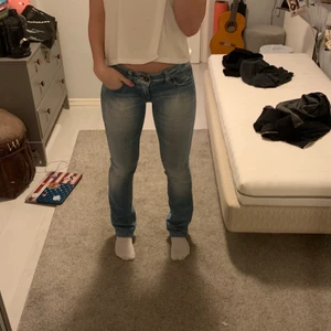 Low waist jeans - Nu säljer jag dessa superfina low waist jeans från Only. Dom är u mycket bra skick inga skador mm. Säljer byxorna då det inte riktigt är min stil. För mer bilder skriv till mig privat! Vid köp får man själv välja vilken typ av leverans man vill ha dvs med eller utan möjligheten att spåra paketet!!