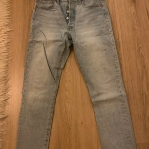 Levis 501 skinny - Säljer dem pågrund av att dem är för stora, nyskick 