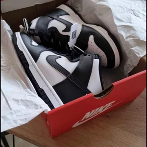 Nike Dunk High - Storlek 36, helt nya, ej använda, tyvärr för små. Kvitto finns. Vid snabb affär kan jag tänka mig sänka priset.