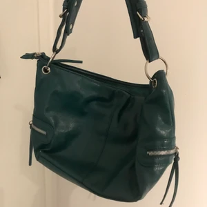 Väska - snygg grön handväska i fint skick