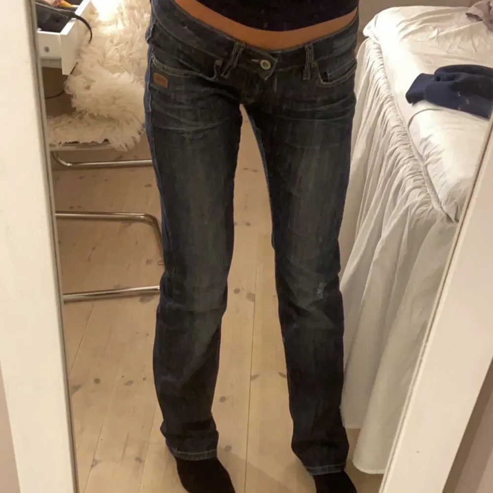 Säljer mina jättefina lågmidjade jeans i strlk 29 med midjemåttet 78💕 är själv 164 och dom sitter perfekt i längden och midjan💕  skriv för mer bilder . Jeans & Byxor.