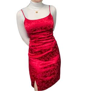Röd blommig klänning som jag köpte på beyond retro för flera år sedan. Klänningen har dragkedja där bak och lite slits på sidan
