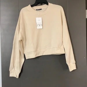 Kroppad sweatshirt  - Säljer en kroppad cream färgad tröja från zara! Kommer inte till användning längre, bilden är tagen när den var köpt men den har bara legat i garderoben, kom privat vid frågor!