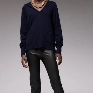 Marinblå Tröja  - Säljer denna marinblåa tröja ifrån Zara i storlek M. Tröjan är aldrig använd och har prislappen kvar. Köparen står för frakten!❤️