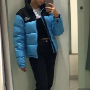 Blå North face jacka  - Måste tyvärr sälja min favorit jacka då den blivit för liten då den är i storlek XS. Den är en blå 1996 Retro Nuptse Jacket. Fråga gärna för fler bilder och tydligare bilder. De finns några få fläckar på den.