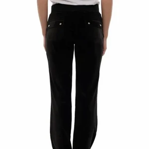 Svarta Juicy Couture byxor - Hej! ☺️ Säljer mina svarta juicy byxor i storlek Small då dom var lite för stora för mig, jag har använt dessa 2 gånger så de är väldigt nya! Ni får buda på dessa fina byxor om ni är intresserade! Meddela gärna mig om ni har någon fråga eller vill ha fler bilder! 🤍 Nypris: 999kr