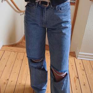 Blå jeans med hål på knäna. Köpa på Bohoo, säljer pågrund av att de är lite stora för mig.