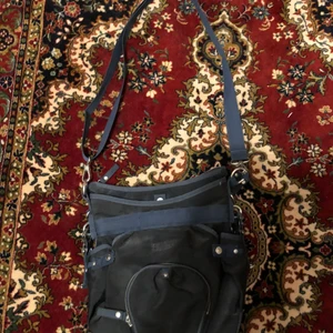 George gina lucy väska - Wasup, säljer denna gudomligt snygga alyx liknande väska, denna har vart en älskad ägodel genom min drainer fas i livet, perfekt till din emotjej(eller kille) som vill vara lite extra swag denna vinter 