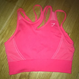 Gymshark crop top - Rosa träningstopp från Gymshark, nästan som ny. Betalning sker via Swish