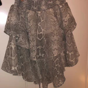 Kjol - Aldrig använd. Kjol från ginatricot. 