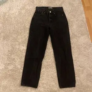 Svarta jeans från Gina Tricot i storlek 36💞  Köparen står för frakt✨