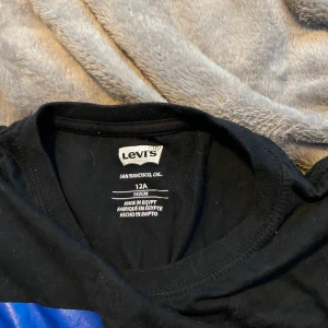 Svart Levis t-shirt - Vanlig svart t-shirt men Levis loggan på, använd ett fåtal gånger. Pris kan diskuteras.