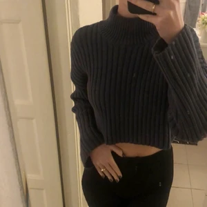 Stickad tröja från zara - Säljer denna fina stickade tröja från zara med en låg polokrage! Svårt att visa färgen men den syns bäst på sista bilden! Köparen står för frakt 💫