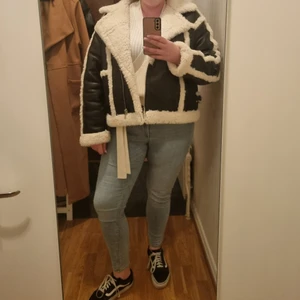 Jacka Gina Tricot Cami sherling jacket - Snygg jacka i läderimitation samt med teddy invändigt och i detaljer. Använd 3 gånger vid torrt väder. Säljes just pga att jag inte använder den så ofta. Kan skickas. Köpare betalar frakten. Säljs ny i butik för 899 kronor.