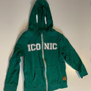 Barn-tröja från H&M strl 140 - En fin tröja i bra skick! Har en garderob full med fler plagg om intresse finns för fler plagg! Om köparen inte bor i Stockholm och kan mötas upp så står köparen för frakten:)