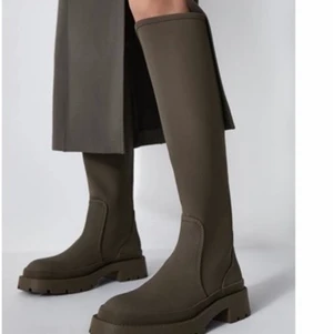 Zara boots strl 38 - Använda 1 gång. Säljer pga att jag är för kort för stövlarna då dom nästan går över mina knän. Finns inte kvar på Zara!