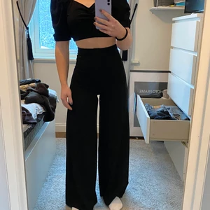 Svarta vida byxor  - Sjukt sköna byxor! Extra vida, riktigt snygga till finare tillställning⚡️