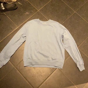 Sweatshirt - Säljer denna ljusblå sweatshirt från NA-KD i strl XL (väldigt liten i storleken så passar XS/ S om man vill ha den oversized). Använd ett fåtal ggr, är i bra skick. Hör av dig om du är intresserad💕💕