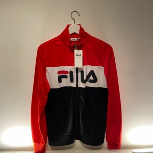 Fila kofta  - Helt ny och oanvänd Fila kofta ! Storlek S. Kontakta mig vid fler frågor !