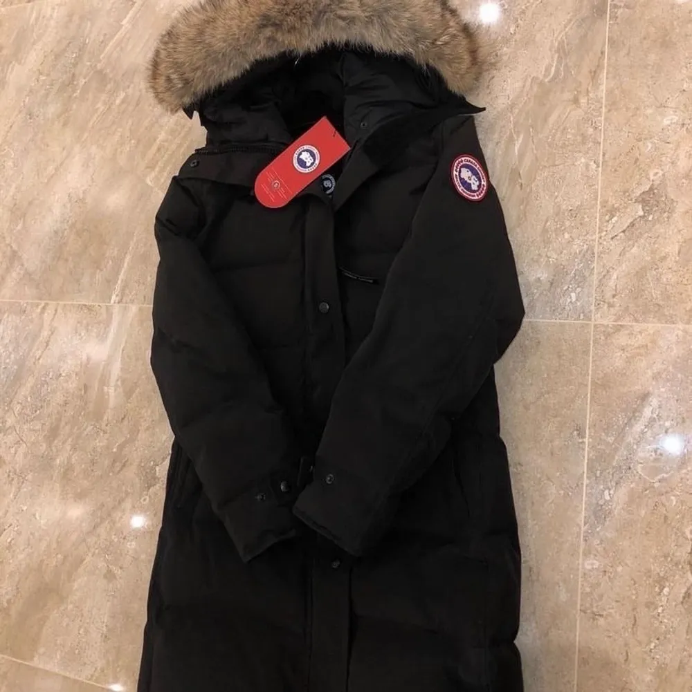 Hej jag söker en akut Canada Goose jacka för dam. Min storlek är M och passar S också . Söker en akut!! Jätte gärna skicka pm om ni har. 2000kr kan betala snabbaffär❤️. Jackor.