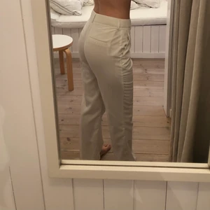 Low Rise vita kostymbyxor  - Vita lågmidjade kostymbyxor i ben vitt. Använt få tal gånger, köpt på Gina tricot. (Ljuset gör de lite beiga)