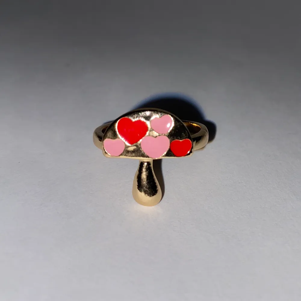 Silverring i form av en svamp med rosa och röda hjärtor.. Accessoarer.