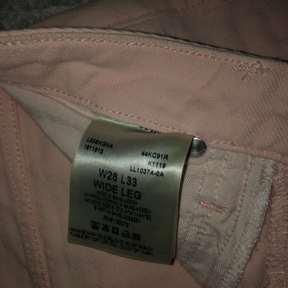 Säljer ett par jättefina Lee Jeans som aldrig är använda! Jätteskönt tyg och bra passform. Jag är 168 så de är perfekt längd. Säljer de för jag inte använder de:) . Jeans & Byxor.